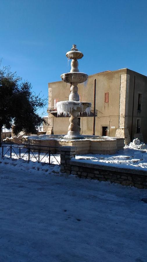 Piazza Castello Bed & Breakfast Santo Stefano Quisquina Bagian luar foto